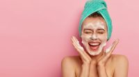 sabun cuci muka di muka cewek