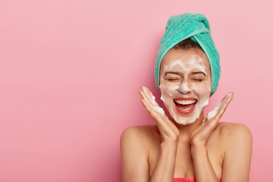 sabun cuci muka di muka cewek
